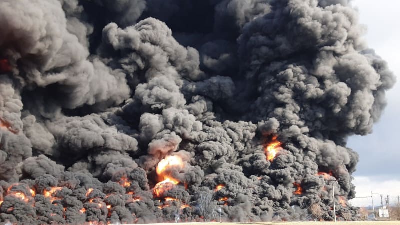 Unikátní záběry po výbuchu benzenu v Hustopečích. Obří sloupec dýmu pohltil vše během vteřin