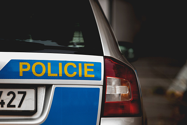 Na D8 u Ledčic se převrátil kamion. Dálnice je směrem na Německo uzavřená