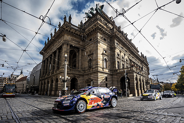 OBRAZEM: Historické památky Prahy a stovky koňských sil. Spanilá jízda rallye