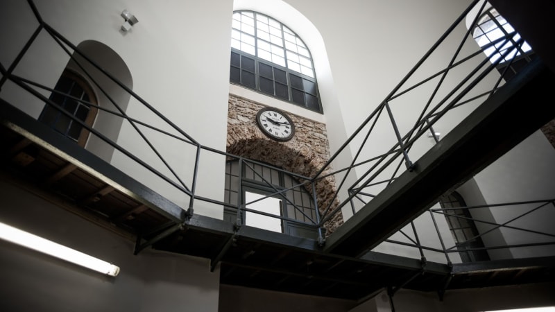 Popravy gilotinou a nechvalně známí sérioví vrazi. Do jaké věznice míří exprezident Sarkozy?