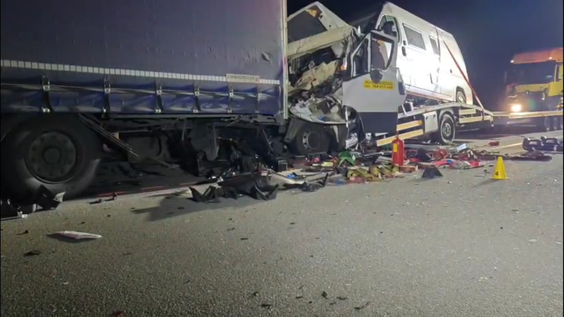 Fatální srážka kamionů na D2: Jeden člověk zemřel. Dálnice u Brna stojí