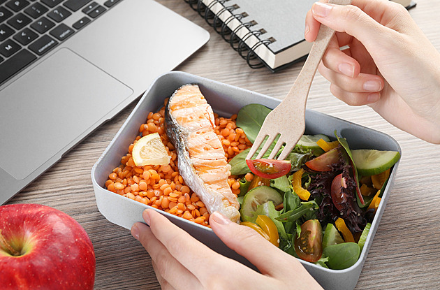 Lednice jsou prázdné, obědvá se nad klávesnicí. Lidé šetří na jídle, zjistil průzkum