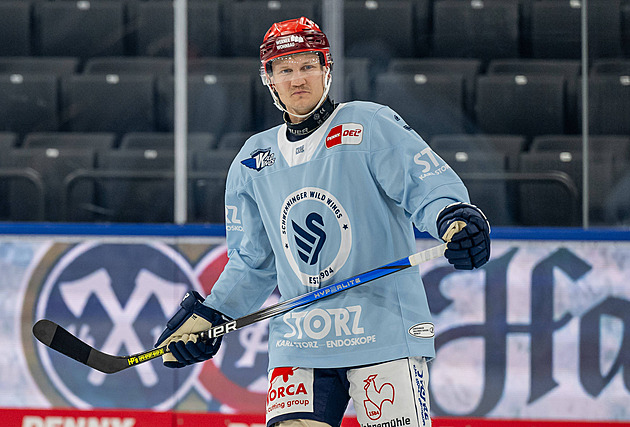 Kvůli Rusku připravil klub o peníze, teď hokejista mizí. Fanouškům ale děkuje