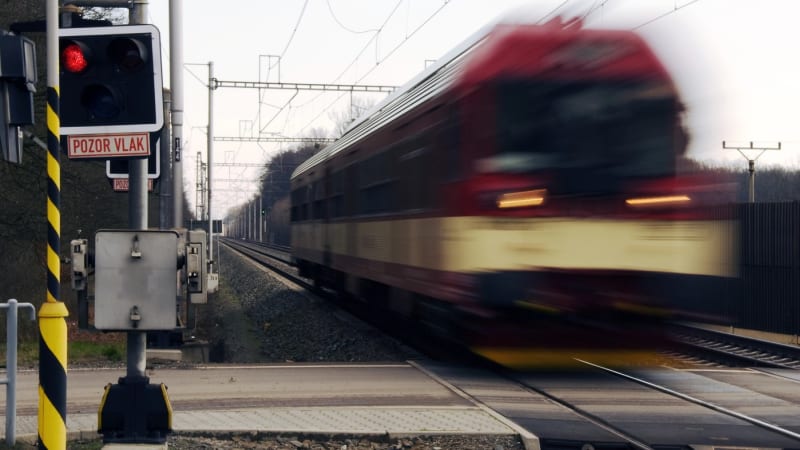 Tragédie na přejezdu v Čáslavi. Vlak srazil a usmrtil člověka, doprava na Kutnou Horu stála