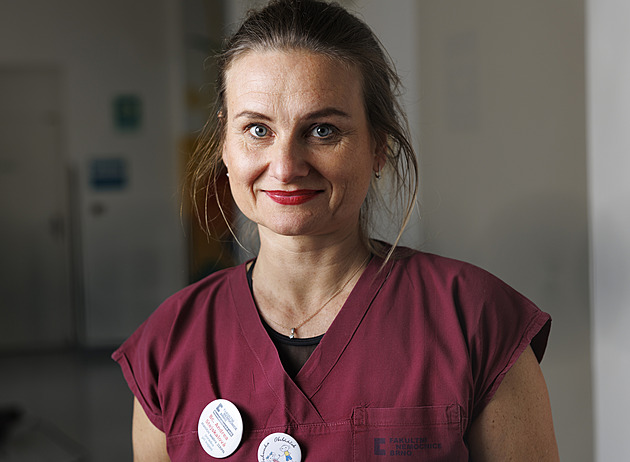 Nasloucháme, poradíme, dáme prostor emocím. Sestra líčí práci krizových interventů