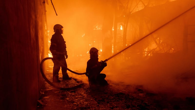 Ruskou rafinerii po náletu dronů zachvátil požár, Ukrajinci ukázali záběry
