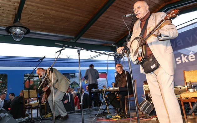 Z Opavy, z Opavy... Dráhy ruší rychlík, který oslavuje Mládkova píseň. Místní protestují