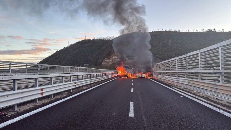Dokonalá loupež: Gang použil v Itálii bariéru z hořících aut a pás s hřeby. Ukradl miliony