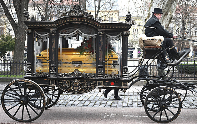 Romové se v Košicích rozloučili se svým králem, koně do průvodu přivezli z Česka