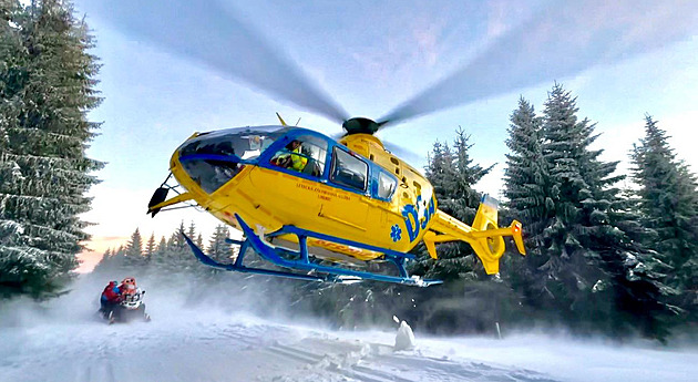 Po srážce na sjezdovce v Harrachově zemřela lyžařka. Policie hledá svědky