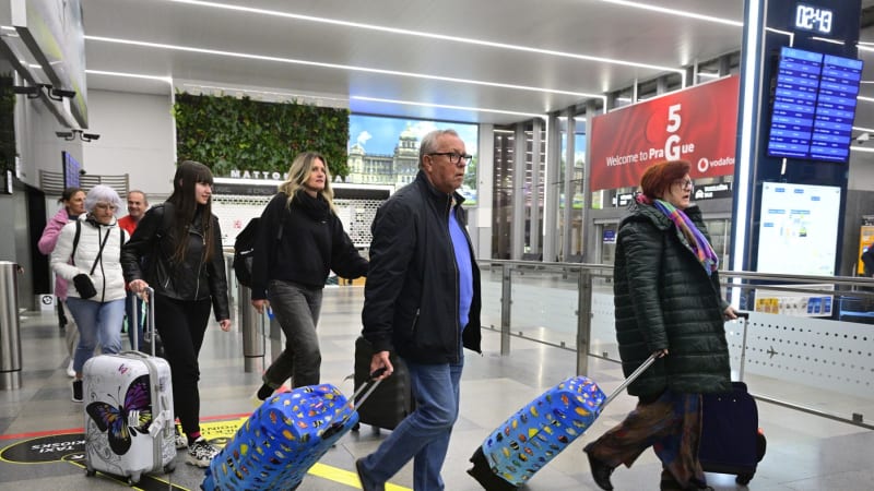 Chaos a špatná komunikace, zuří lidé z repatriačního letu. Češka kritizuje z Dubaje vládu