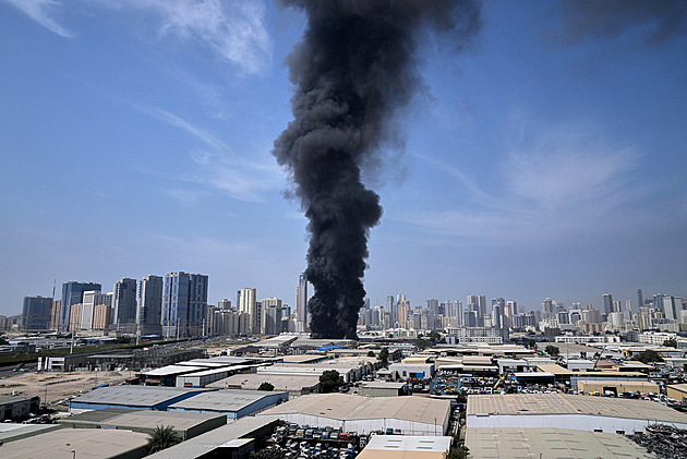 „Létají tu stíhačky, ale místní jsou v klidu.“ Moderátorka popisuje situaci v Dubaji