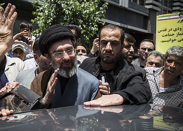 Teokratická monarchie. K moci se dere Chameneího syn, tlačí jej revoluční gardy