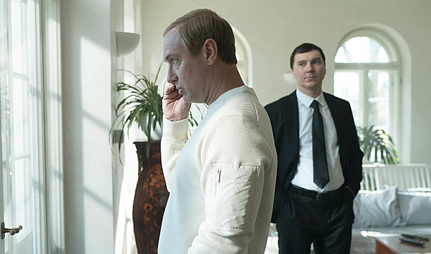 RECENZE: Jak jim Putin přerostl přes hlavu, líčí ospale a obyčejně Čaroděj z Kremlu