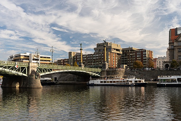 Obchod v pilíři Čechova mostu byl pastí na turisty, nově tam město otevře zmrzlinárnu