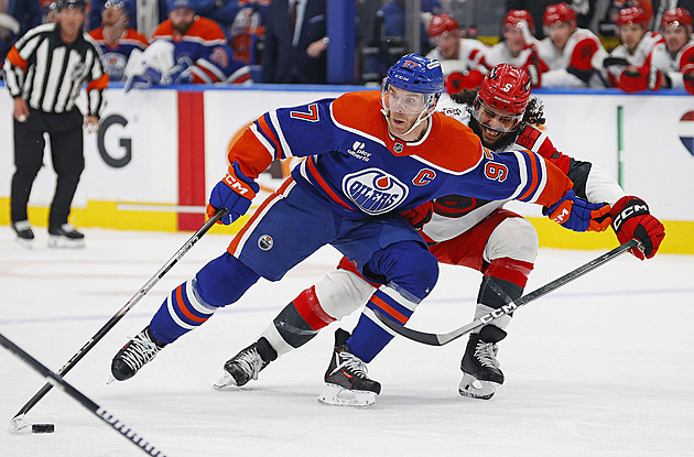 Kritika Edmontonu sílí. Očividnou slabinu dál přehlíží, marní jen McDavidův čas?