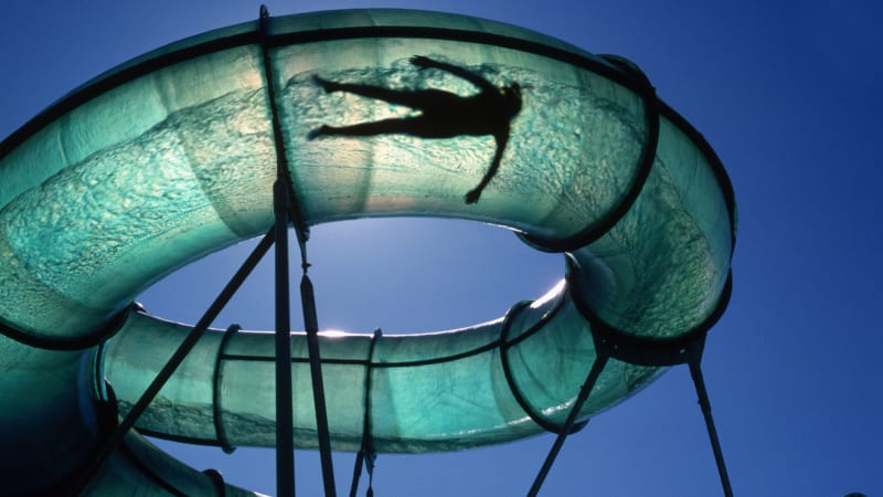 Smrt v zábavním parku: Žena se v Kolumbii spustila ze skluzavky, ukazují záběry. Pádu podlehla