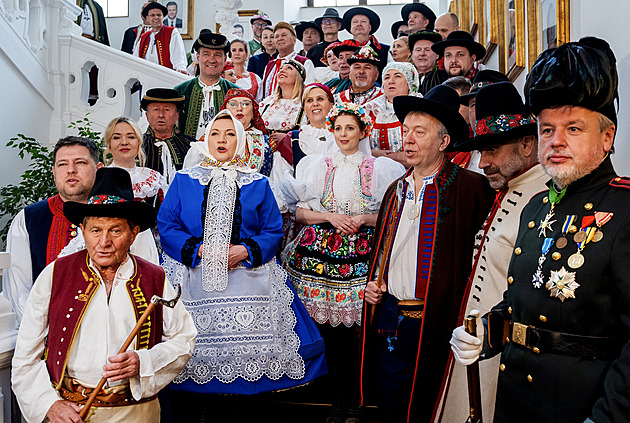 Poslanci dorazí v lidových krojích a jednat budou o digitální ekonomice