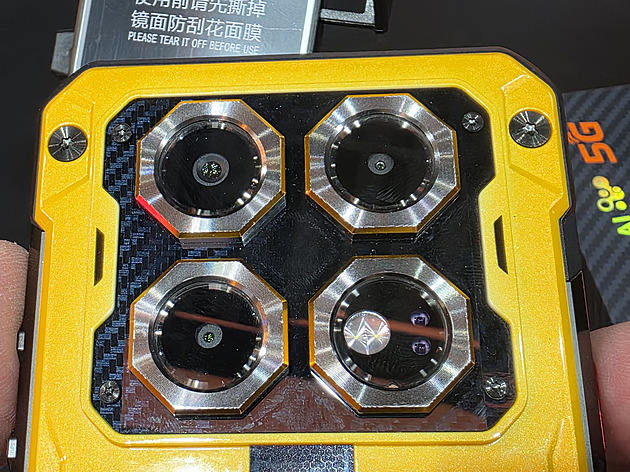 Tento mobil koupíte na Aliexpressu za 8 500 korun. Displej je šílenost