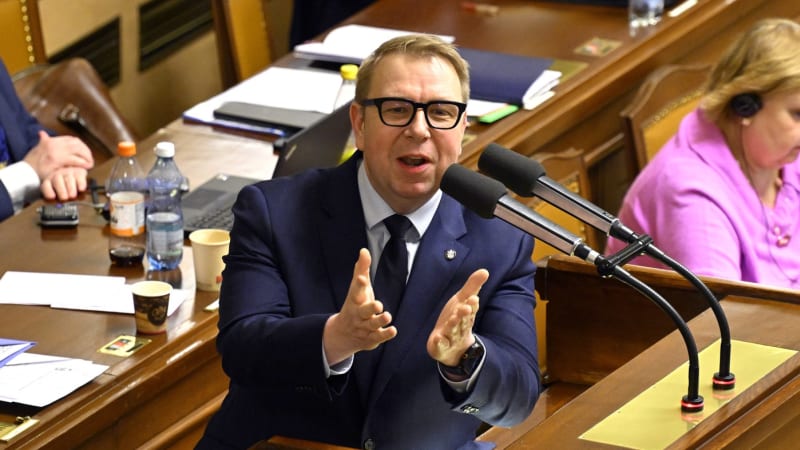 Gangbang a močení na zeď. Juchelka ve Sněmovně tvrdě tepal Svárovskou a Piráty