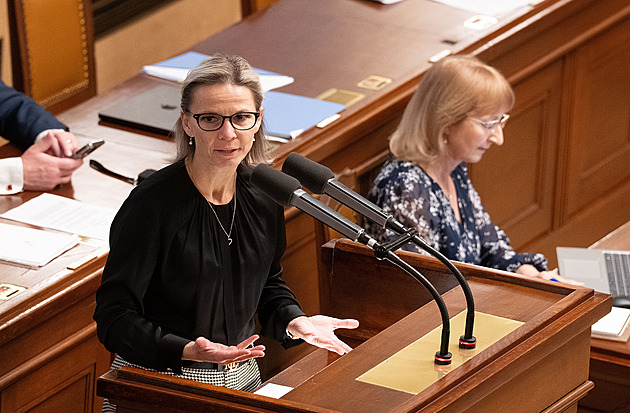 Poslanci mění zákon, který má pomoci lidem řešit problémy s bydlením