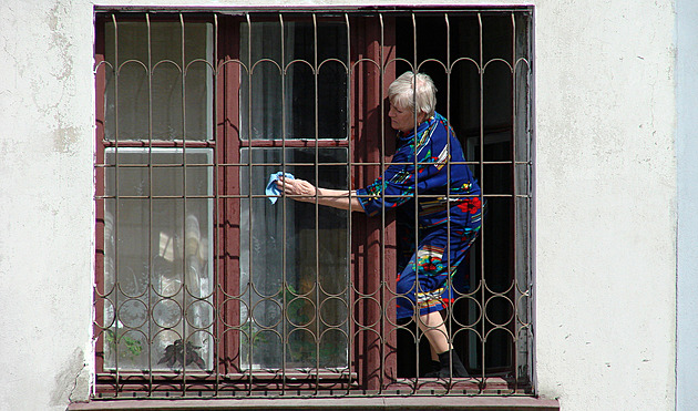 Okna bez šmouh zvládnete i bez dřiny. Stačí znát správný postup a pomůcky