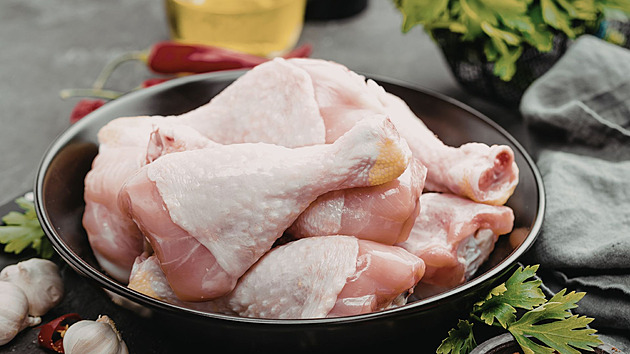 Mytí kuřecího masa pod kohoutkem? Zlozvyk, který z vaší kuchyně může udělat líheň bakterií