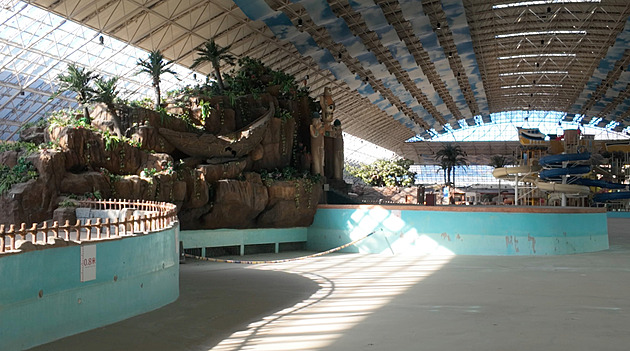 Měl to být vodní ráj. Čínský akvapark za miliardy už léta zeje prázdnotou