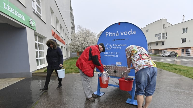 Kontaminovaná voda u Prahy: Rozbor prokázal závadné látky, lidé jsou odkázáni na cisterny