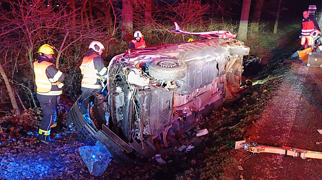 Šest zraněných při srážce auta a sanitky. Jeden z převážených pacientů pak zemřel