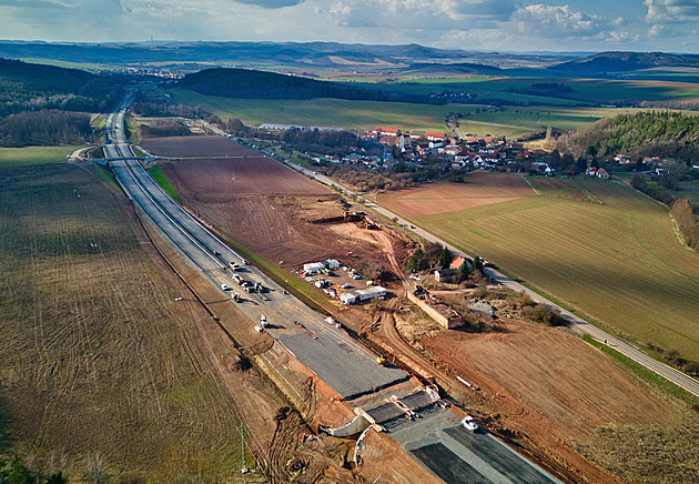 Záběry ukazují výstavbu dálnice D6 z výšky. ŘSD narazilo na problémy