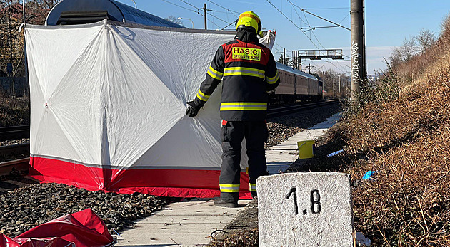 Rychlík srazil na Pardubicku člověka. Železniční koridor stojí