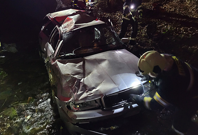 Náraz do svodidel vymrštil na Opavsku spolujezdce z auta, řidič byl zdrogovaný