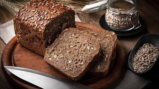 Tmavé pečivo může být z bílé mouky. Výrobci se nezdráhají přidat do něj karamel