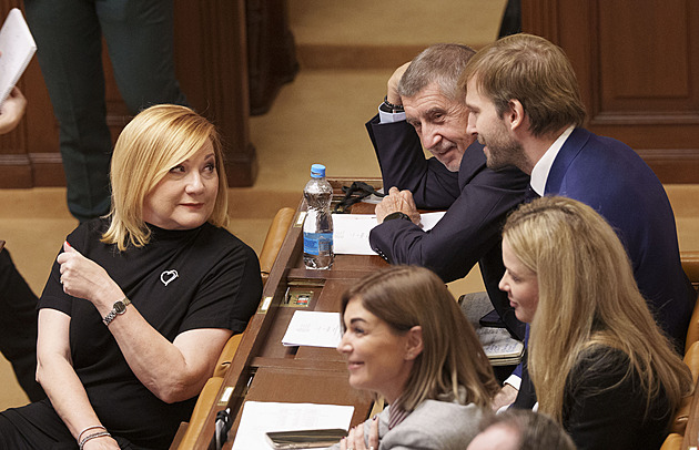 Schillerová hájí regulaci cen paliv. Jako „socík“ osmdesátých let, říká Rakušan