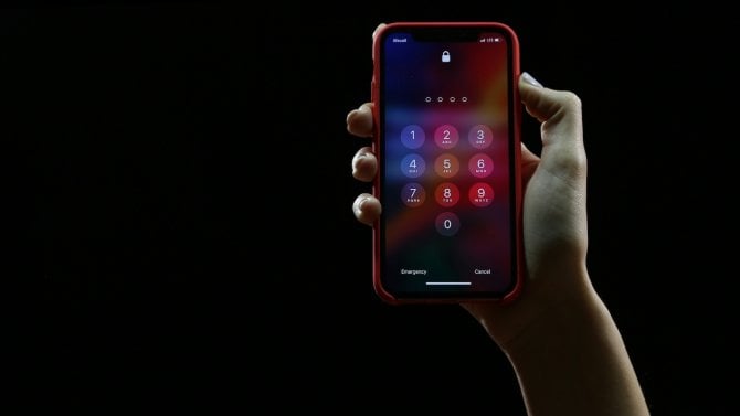Apple z klávesnice odstranil český háček, uživatelé nemohou odemknout iPhone