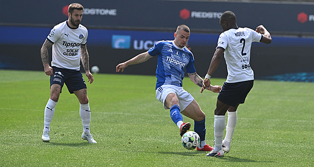 ONLINE: Sigma - Slovácko 2:1, hosté hrají v deseti, penaltu proměňuje domácí Janošek