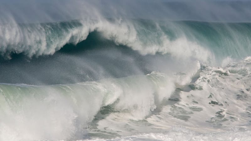 Japonsko zasáhlo silné zemětřesení. Na pevnínu udeřily první vlny tsunami, lidé se evakuují