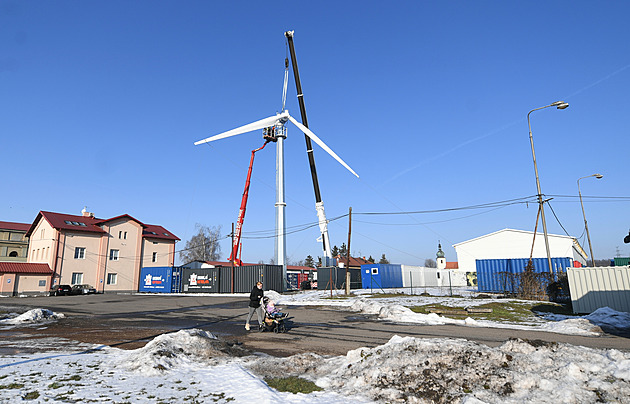 „Příšerný zvuk.“ Nelegální větrník ruší lidi pískáním, firma žádá o legalizaci