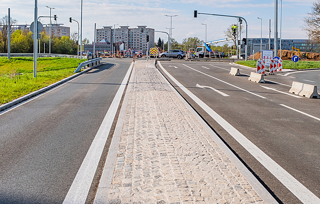 Křižovatku Mileta v Hradci otevřou v noci na pondělí, dálnice zpoplatní
