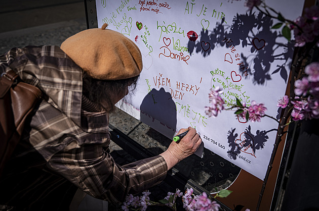 Zamilovaná zastávka na Andělu lákala davy, lidé tu psali vzkazy