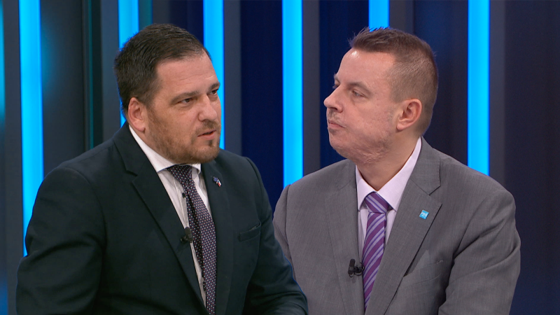 Když jste udělal práva vy, tak může kdokoliv, rýpl si Zdechovský. Rajchl si to nenechal líbit