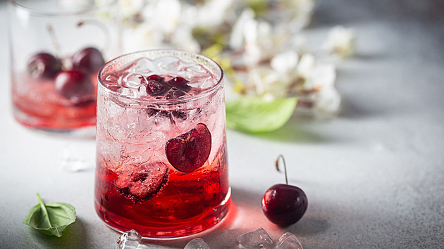 Zapomeňte na tradiční líbání! Třešňové květy radši proměňte v limonádu, která chutná jako první máj