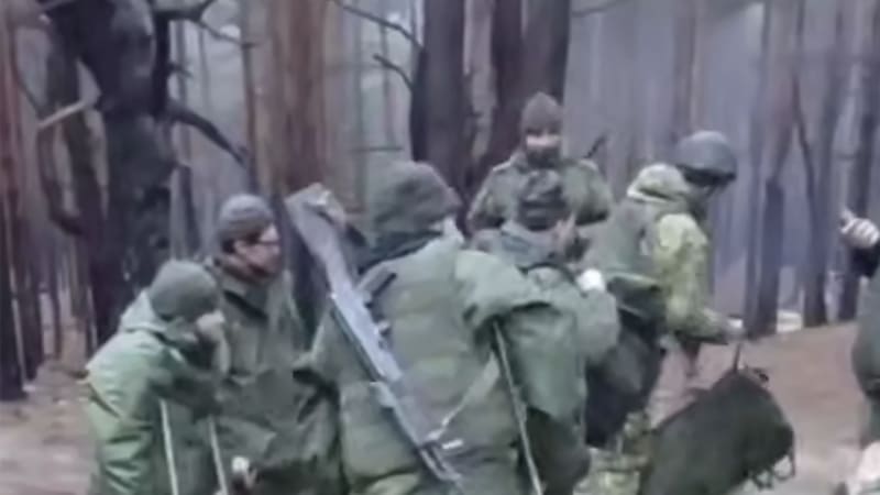 Dva samopaly a tři vesty na šest chlapů o berlích. Video ukazuje bizarní realitu ruské armády