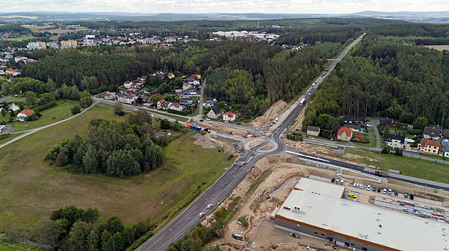 Auta se vrátila na obchvat Třemošné. Průjezd kruhovým objezdem ale řídí semafory