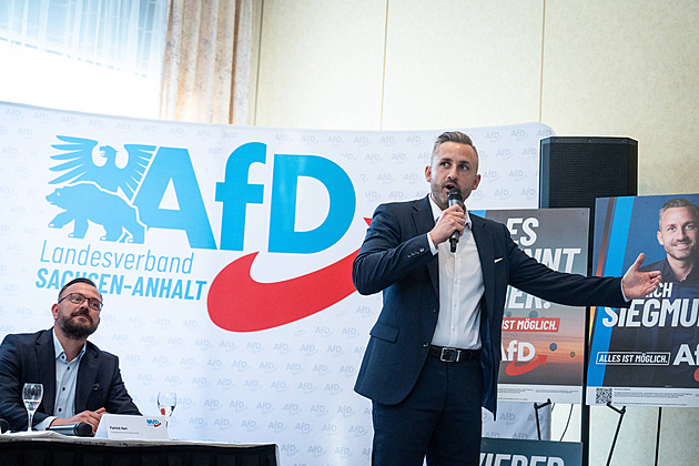 Segregace migrantů, výlety do někdejších částí Říše. Lídrovi AfD radí neonacisté