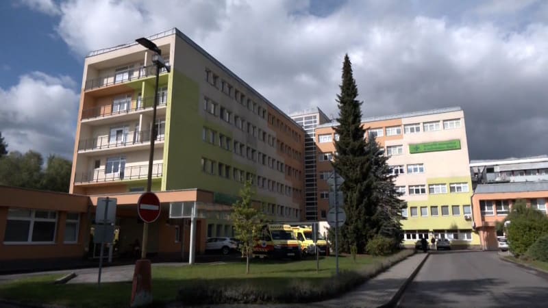 Nadávky a plivání na lékaře: Pro muže si do nemocnice v Čadci přišli kamarádi, ukazuje video