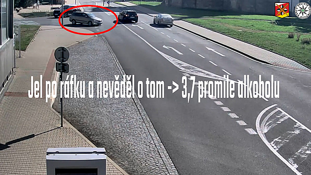 Auto táhne ke středu? Opilý řidič si ani nevšiml, že jede bez pneumatiky