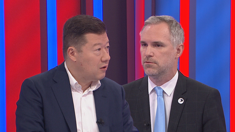 Okamurův šestý pokus: Projde zmrazení platů politiků Sněmovnou a jakou provokaci chystá Hřib?