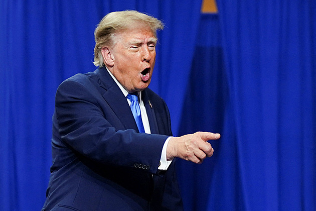 Trump: Ceny benzinu nežene nahoru válka s Íránem, ale ukrajinské údery na rafinerie
